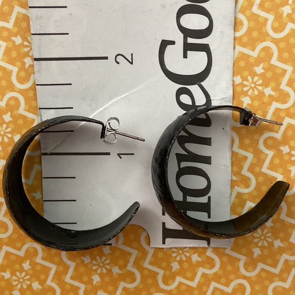 80s black textured patterned enamel paint crescent earrings - Picture 8 of 8